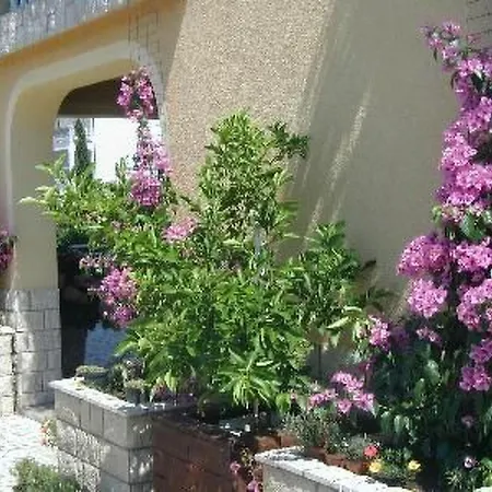 In Mit Schoener Terrasse By Interhome Case de vacanță