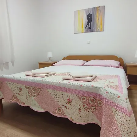 In Mit Schoener Terrasse By Interhome Case de vacanță *