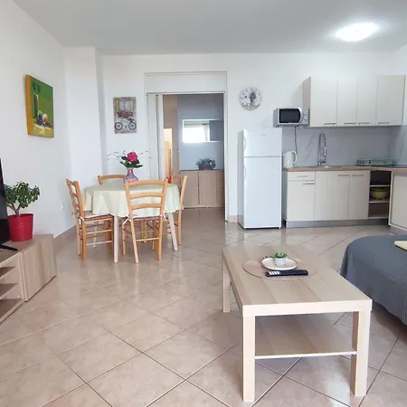 In Mit Schoener Terrasse By Interhome Case de vacanță